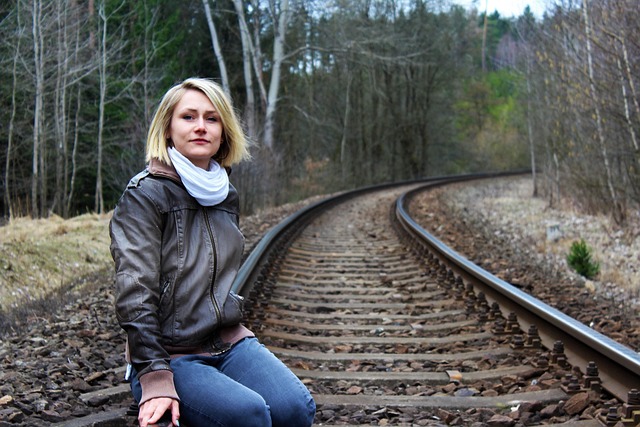 dívka na kolejích
