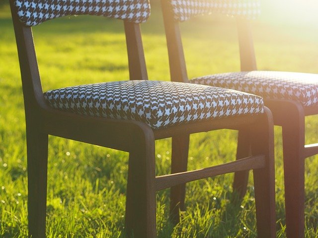židle na trávníku